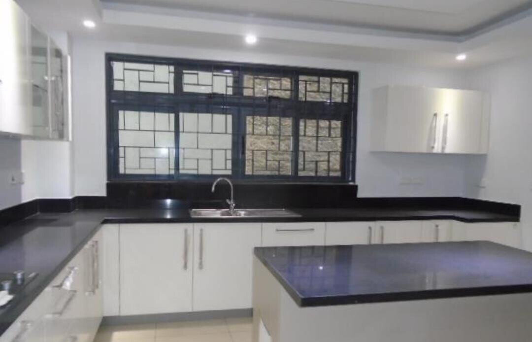 5BR Townhouse with Mature Garden & Servant Quarter - Spring Valley