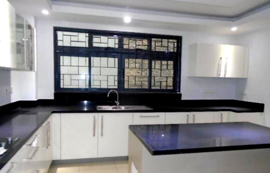 5BR Townhouse with Mature Garden & Servant Quarter - Spring Valley