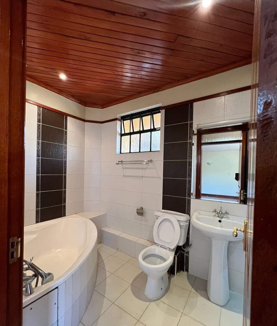 Birds' Sanctuary Townhouse with River & Private Garden - Kileleshwa
