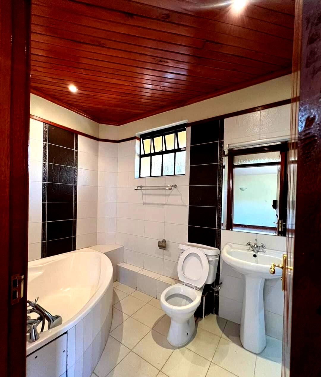 Birds' Sanctuary Townhouse with River & Private Garden - Kileleshwa