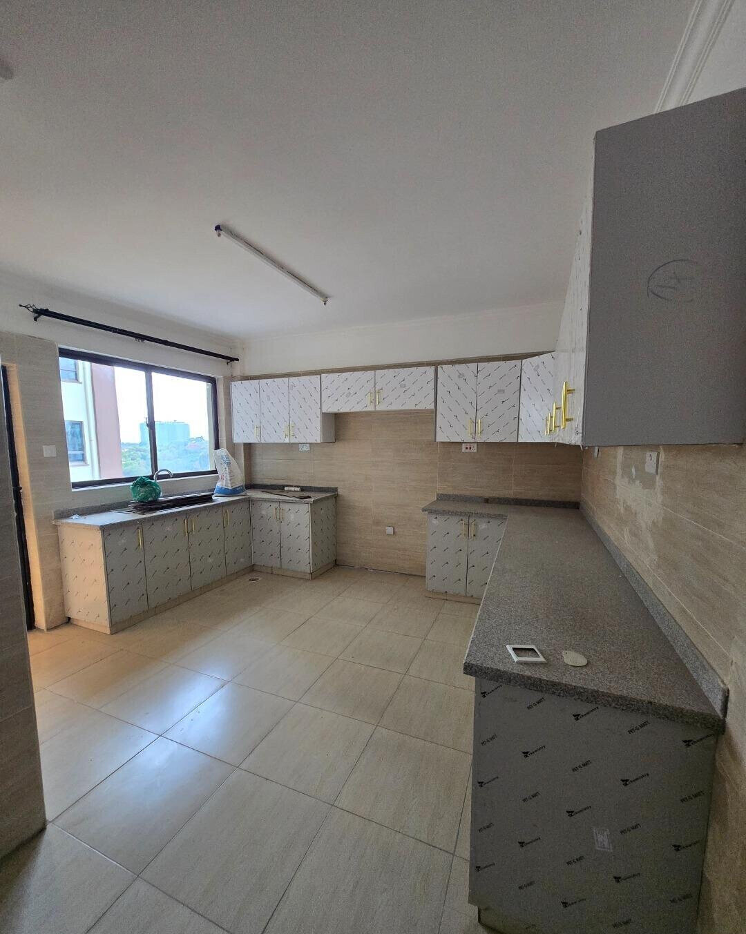 3BR All-Ensuite with Rooftop Pool & Sauna - Lavington