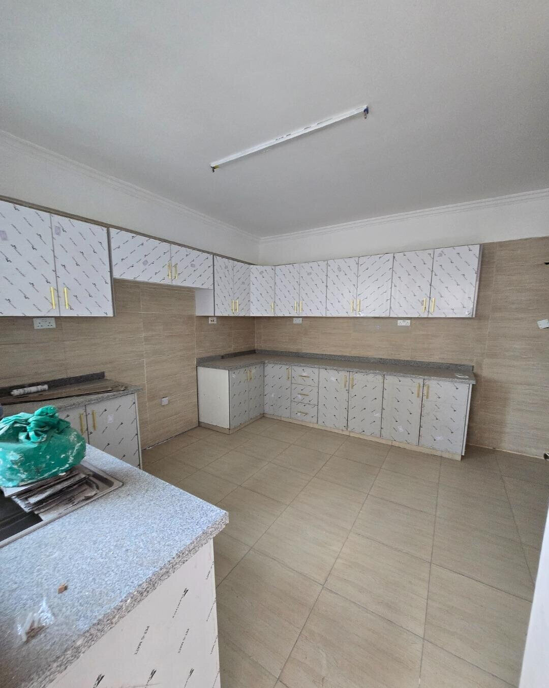 3BR All-Ensuite with Rooftop Pool & Sauna - Lavington