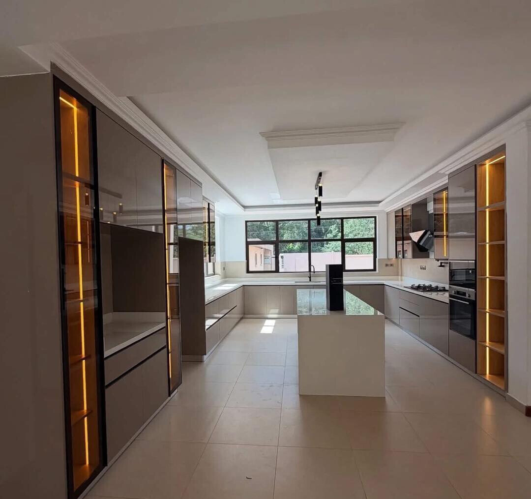 5-Ensuite Townhouse with Rooftop Terrace & Gazebo – Karen