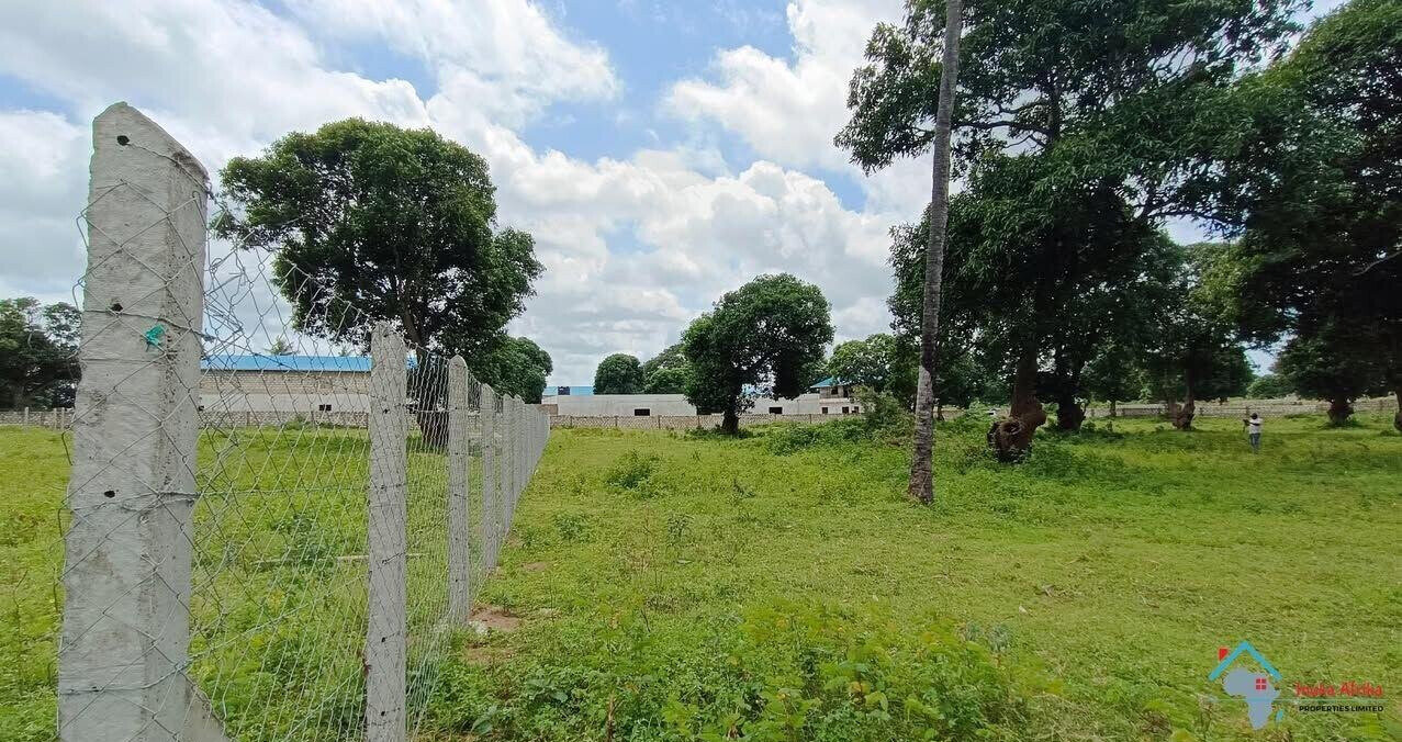 1/8 Acre Plot Under 1M