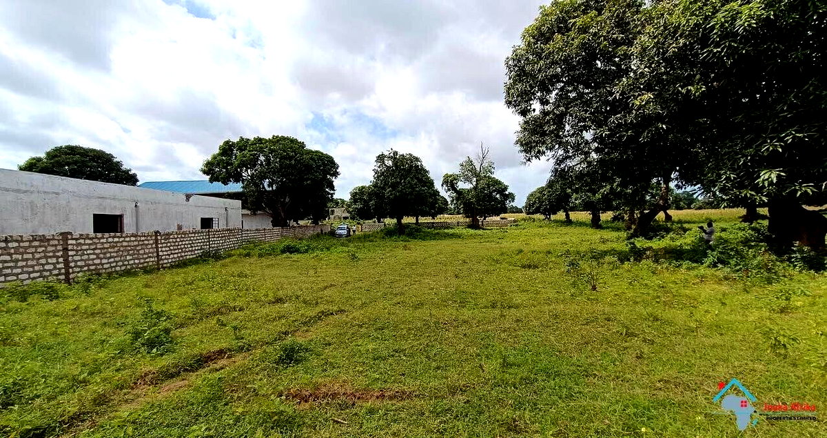 1/8 Acre Plot Under 1M