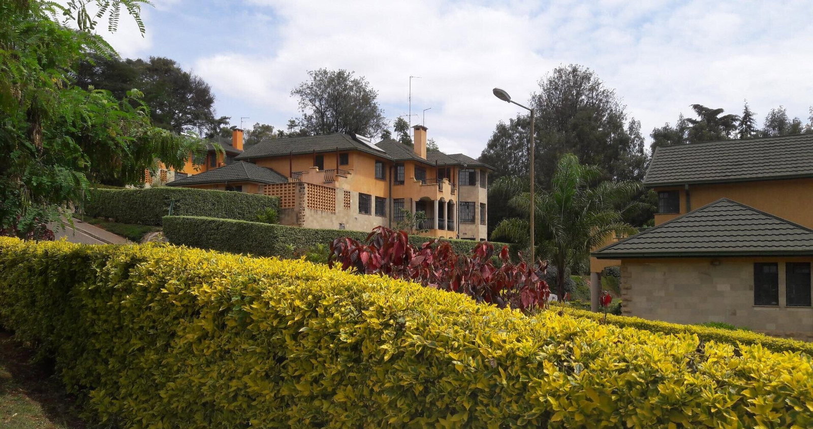 5-Ensuite Townhouse with Fireplace & Big Garden – Karen