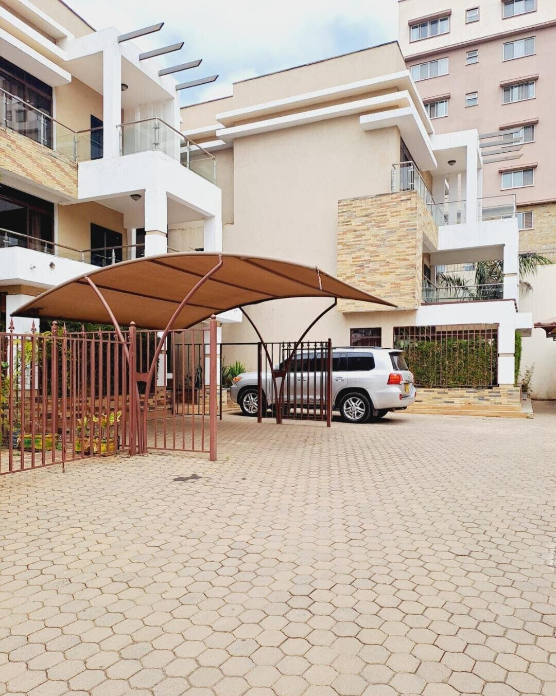 5-Bed Townhouse with Solar Hot Water & Gym - Lavington
