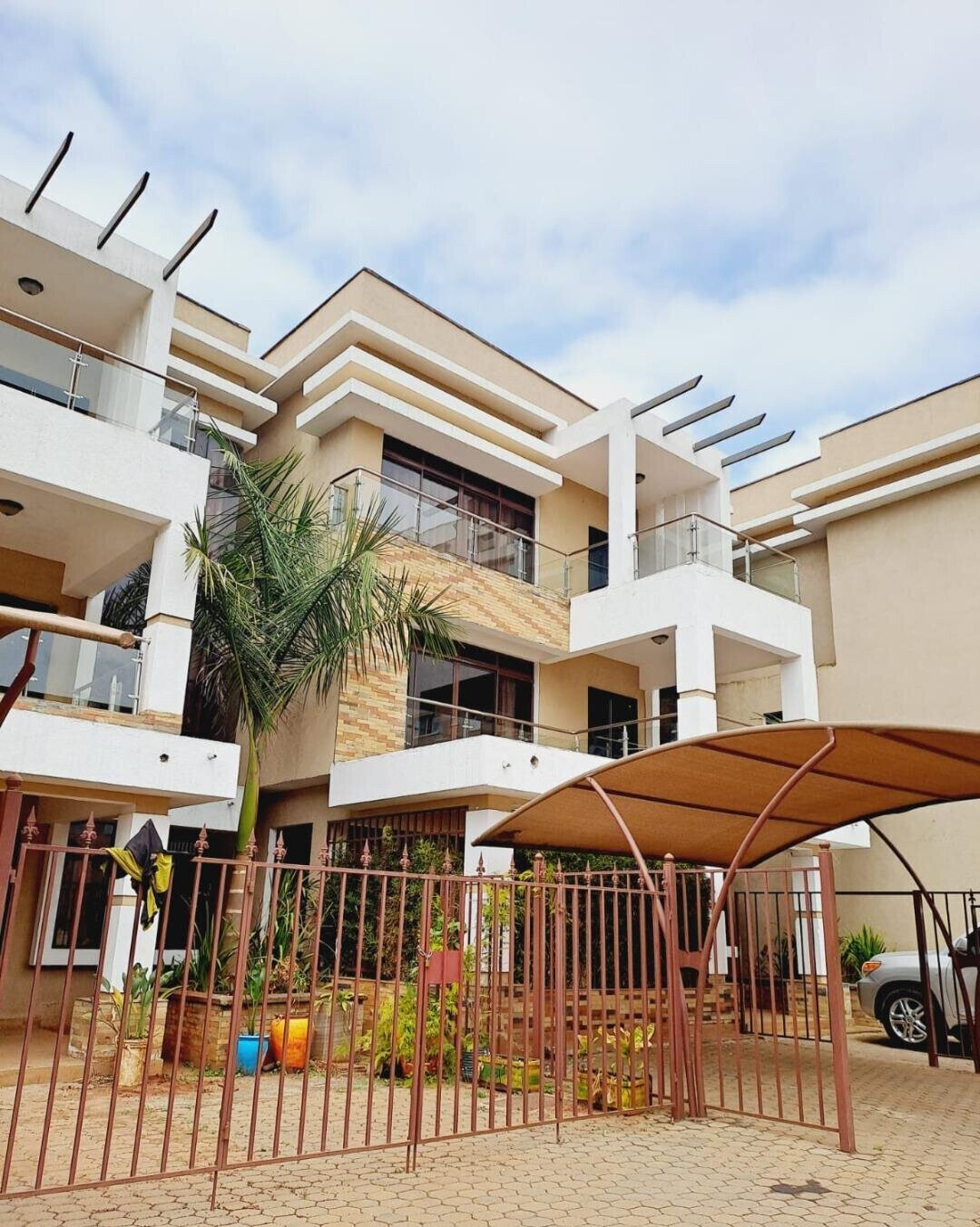 5-Bed Townhouse with Solar Hot Water & Gym - Lavington