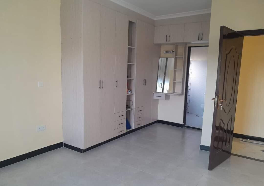 Hidden Flat Roof 4BR Townhouse 250m Off Tarmac - Rimpa