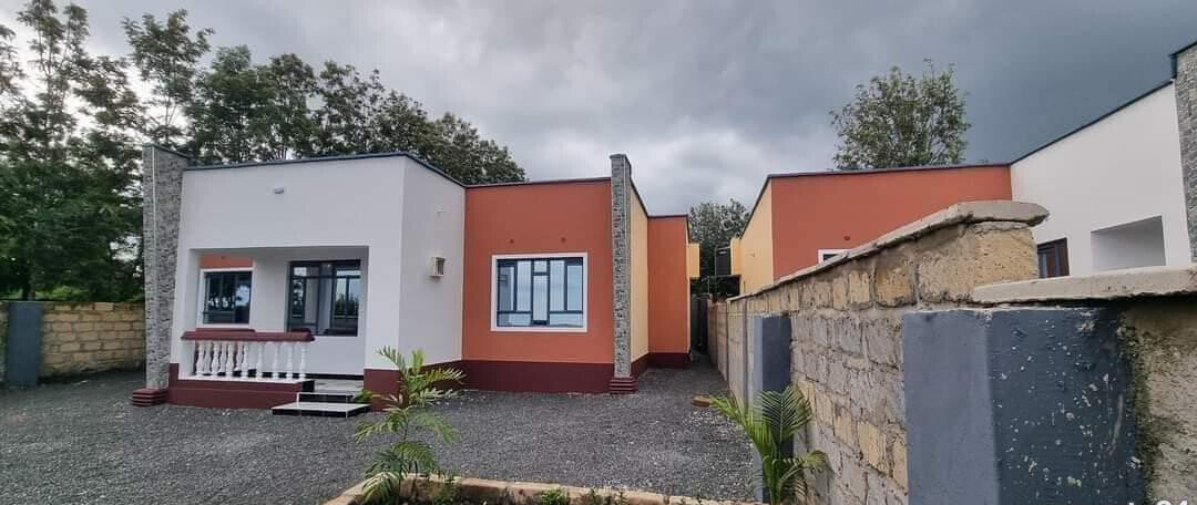 Hidden Flat Roof 4BR Townhouse 250m Off Tarmac - Rimpa