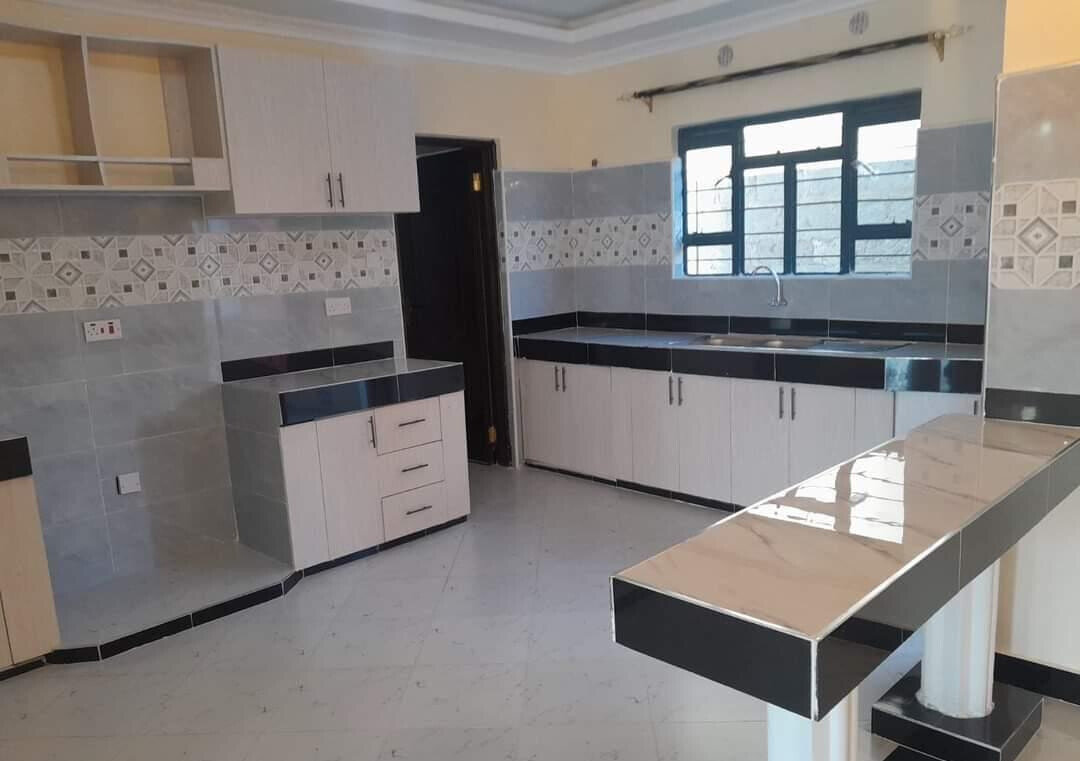Hidden Flat Roof 4BR Townhouse 250m Off Tarmac - Rimpa