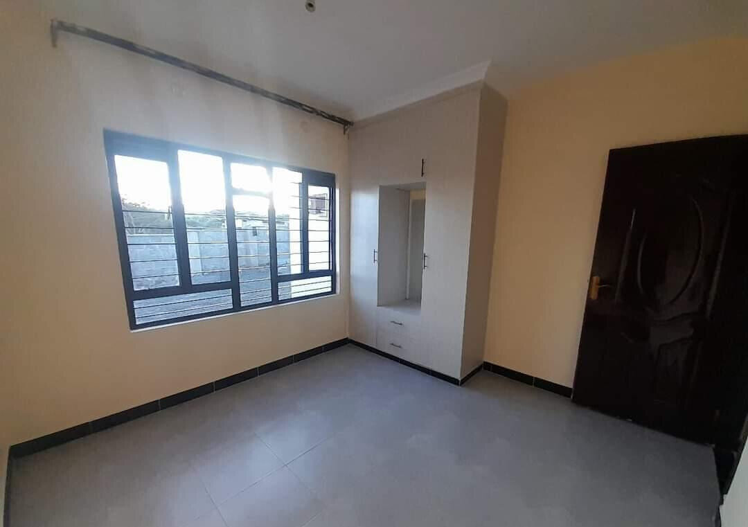 Hidden Flat Roof 4BR Townhouse 250m Off Tarmac - Rimpa