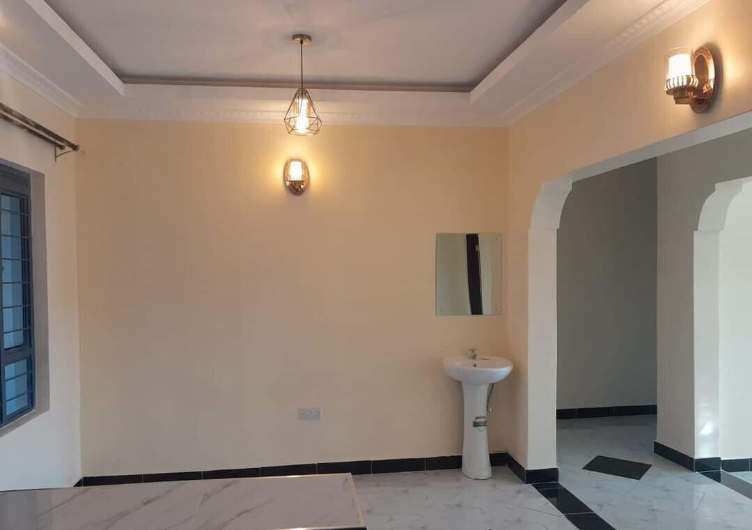 Hidden Flat Roof 4BR Townhouse 250m Off Tarmac - Rimpa
