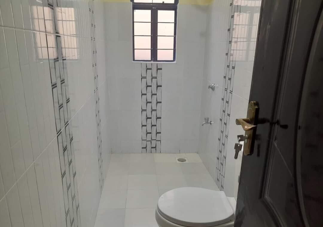 Hidden Flat Roof 4BR Townhouse 250m Off Tarmac - Rimpa