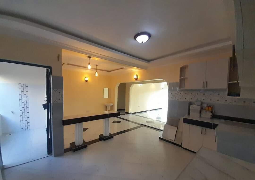 Hidden Flat Roof 4BR Townhouse 250m Off Tarmac - Rimpa