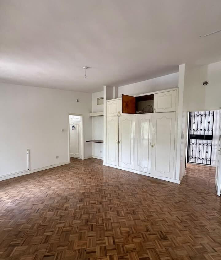 5 En-Suite Bedrooms with DSQ & Front Garden - Kilimani