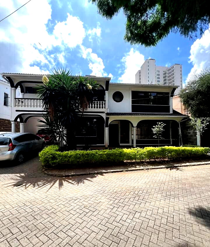 5 En-Suite Bedrooms with DSQ & Front Garden - Kilimani