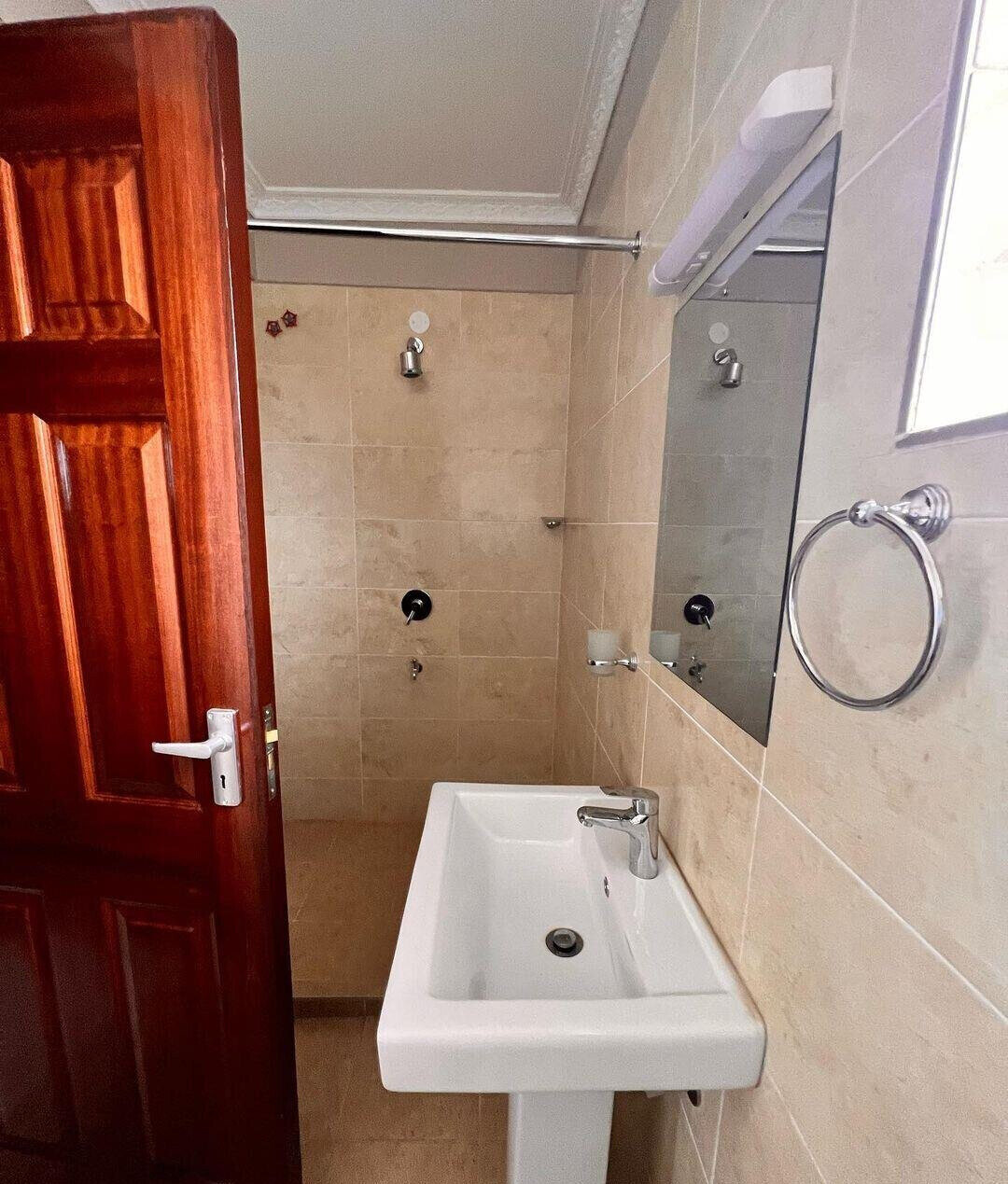 5-Bedroom Townhouse Near Gateway Mall & JKIA - Syokimau