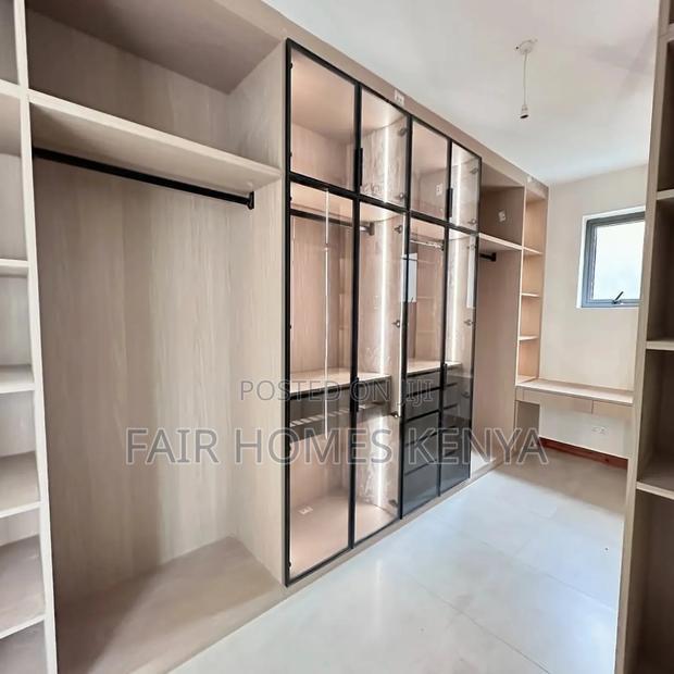 6bdrm Townhouse/Terrace in Lavington Green for sale