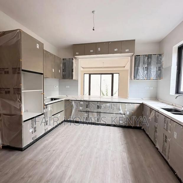 6bdrm Townhouse/Terrace in Lavington Green for sale