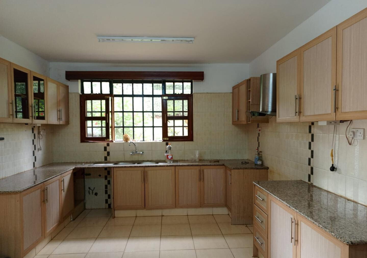 4BR Townhouse with Sunken Lounge & Fireplace – Rosslyn Gated Community