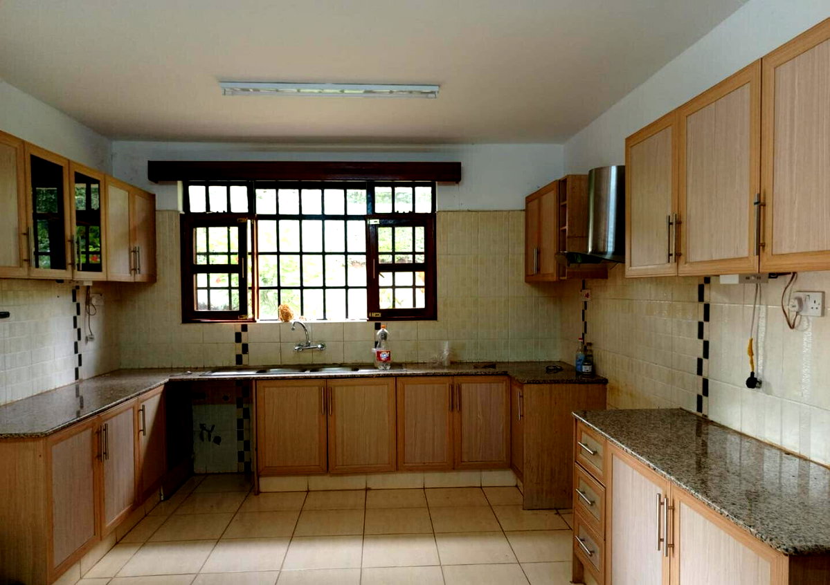4BR Townhouse with Sunken Lounge & Fireplace – Rosslyn Gated Community