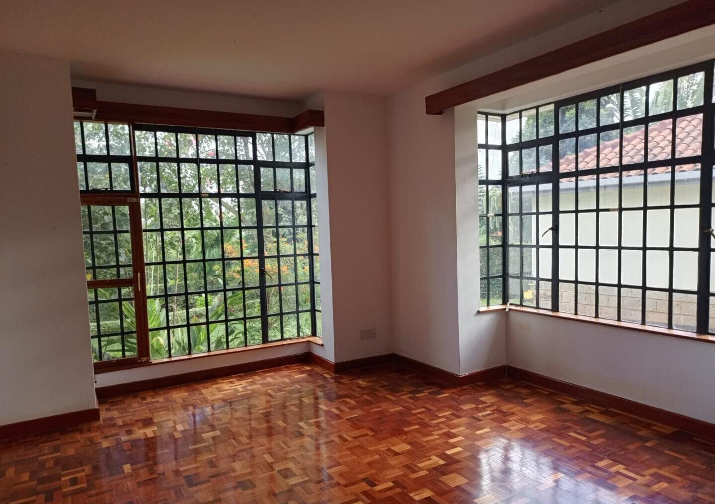 4BR Townhouse with Sunken Lounge & Fireplace – Rosslyn Gated Community