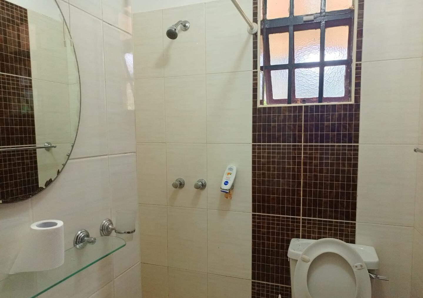 4BR Townhouse with Sunken Lounge & Fireplace – Rosslyn Gated Community