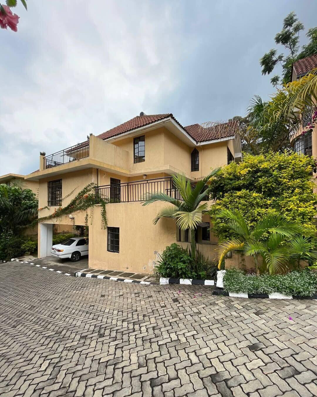 5BR Townhouse on Half-Acre in Kyuna – Nairobi