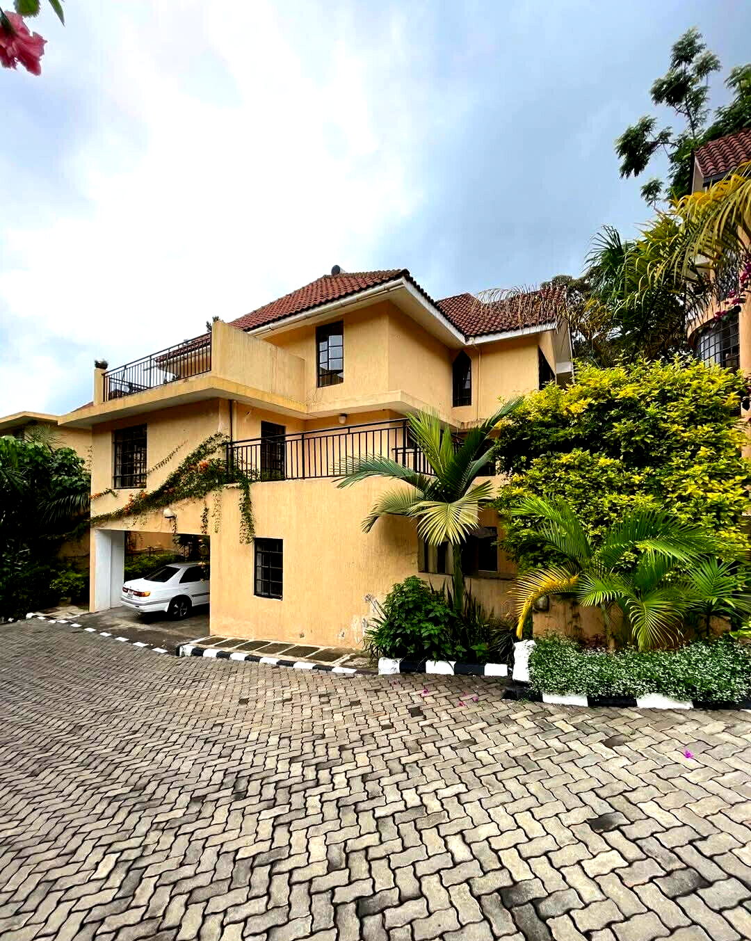 5BR Townhouse on Half-Acre in Kyuna – Nairobi