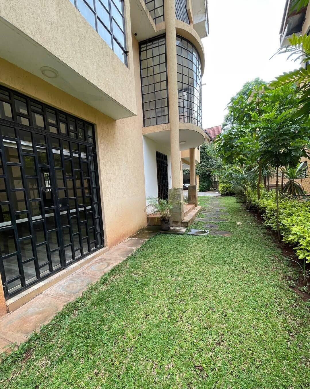 5BR Townhouse on Half-Acre in Kyuna – Nairobi