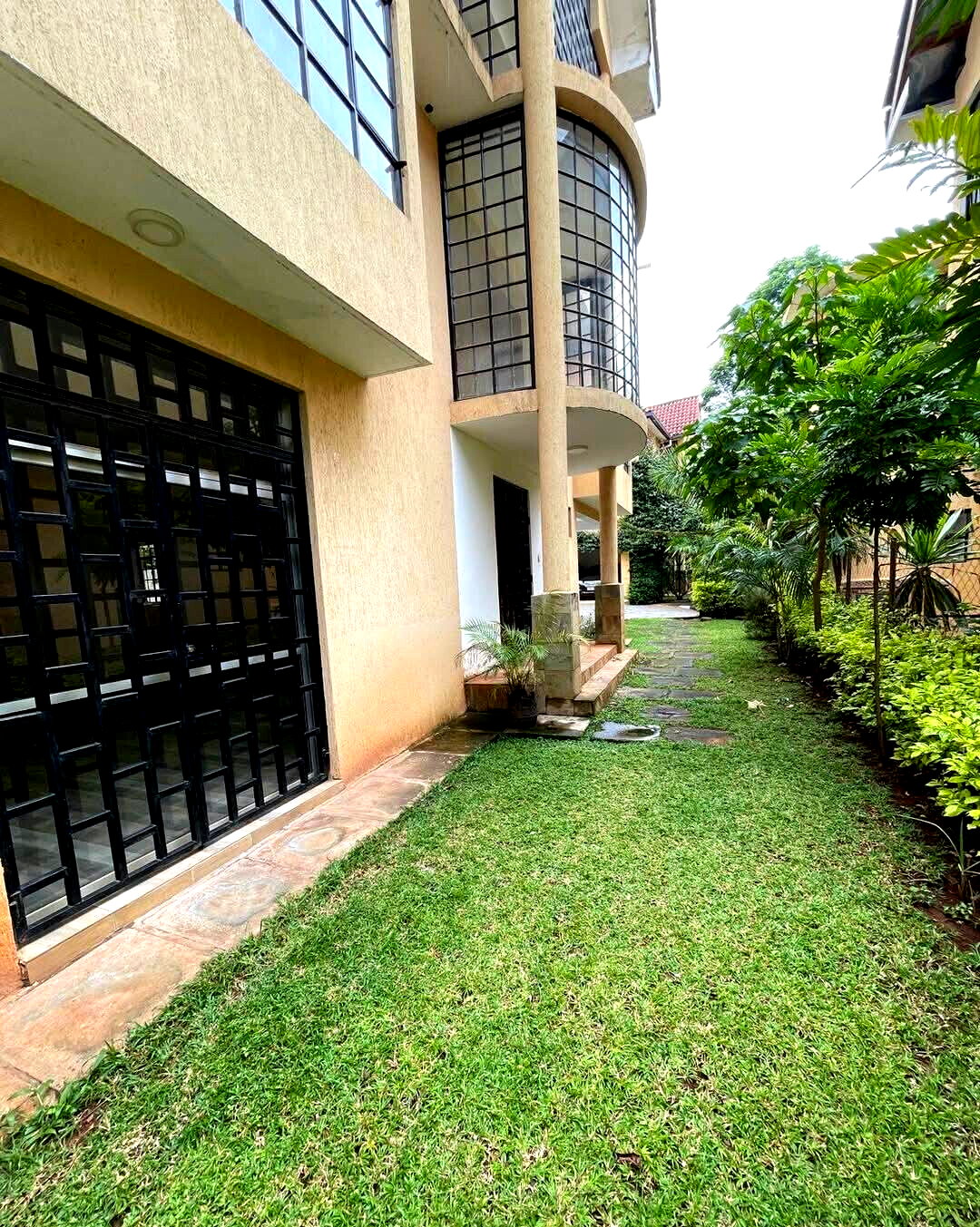 5BR Townhouse on Half-Acre in Kyuna – Nairobi