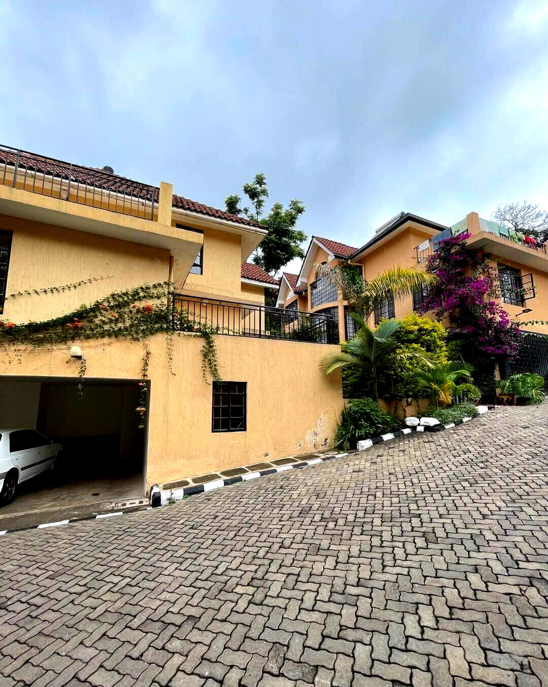 5BR Townhouse on Half-Acre in Kyuna – Nairobi