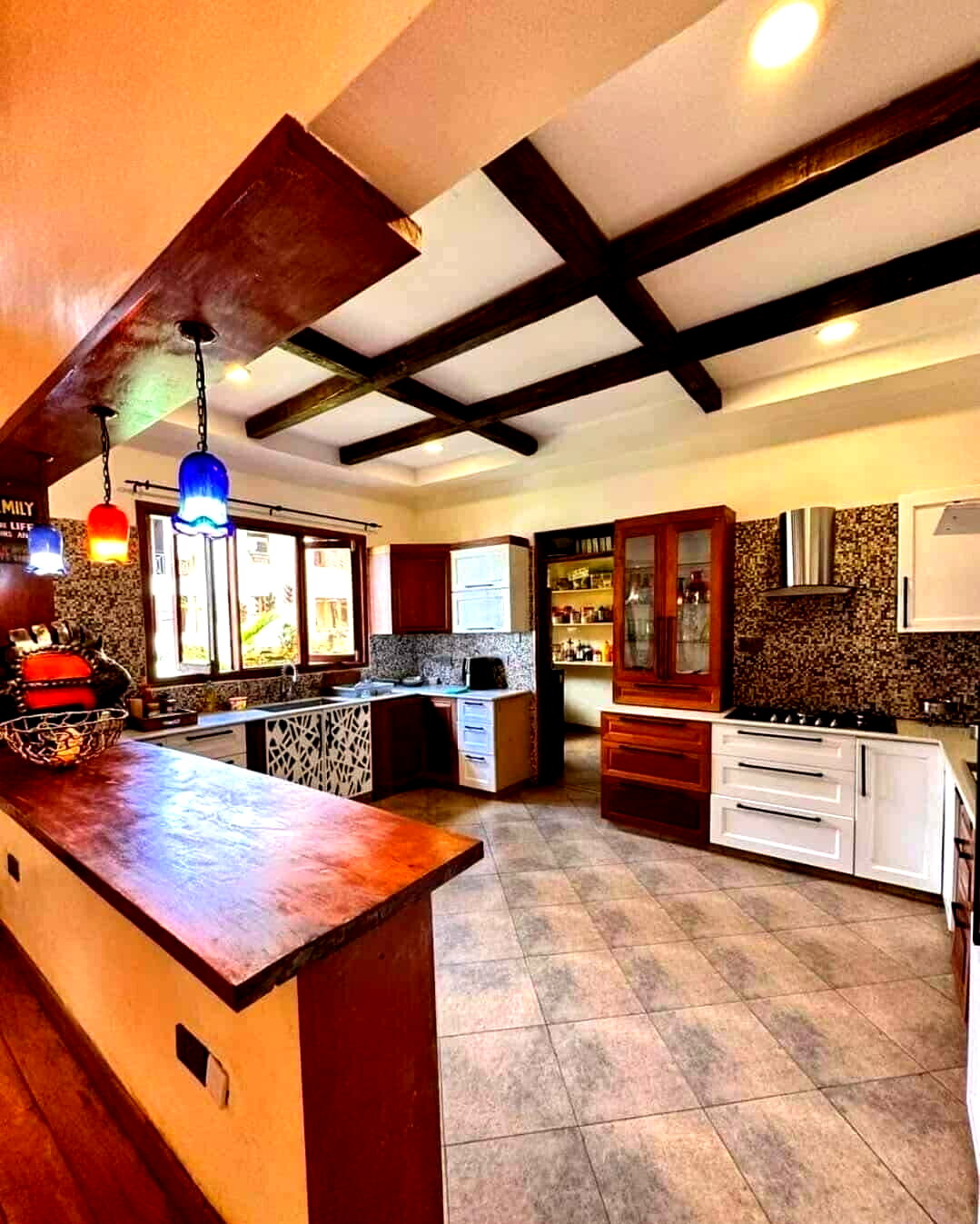 7-Bedroom Ambassadorial Home with Pool & Guest Wing - Ridgeways
