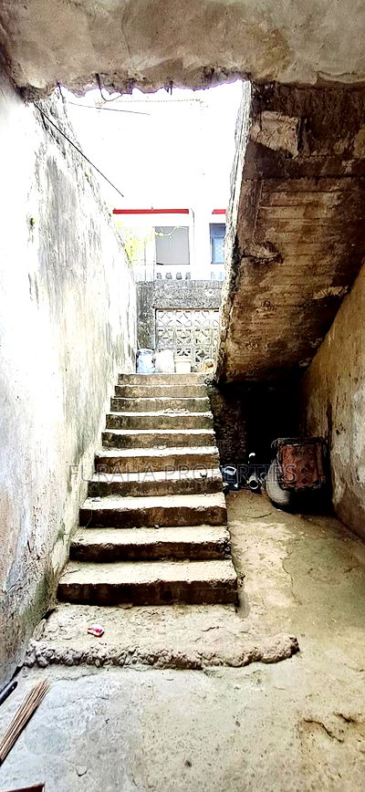 5bdrm Bungalow in Kiembeni for sale - Image 4