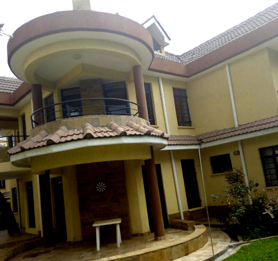 5-Ensuite Townhouse with Fireplace & Mature Garden - Lavington