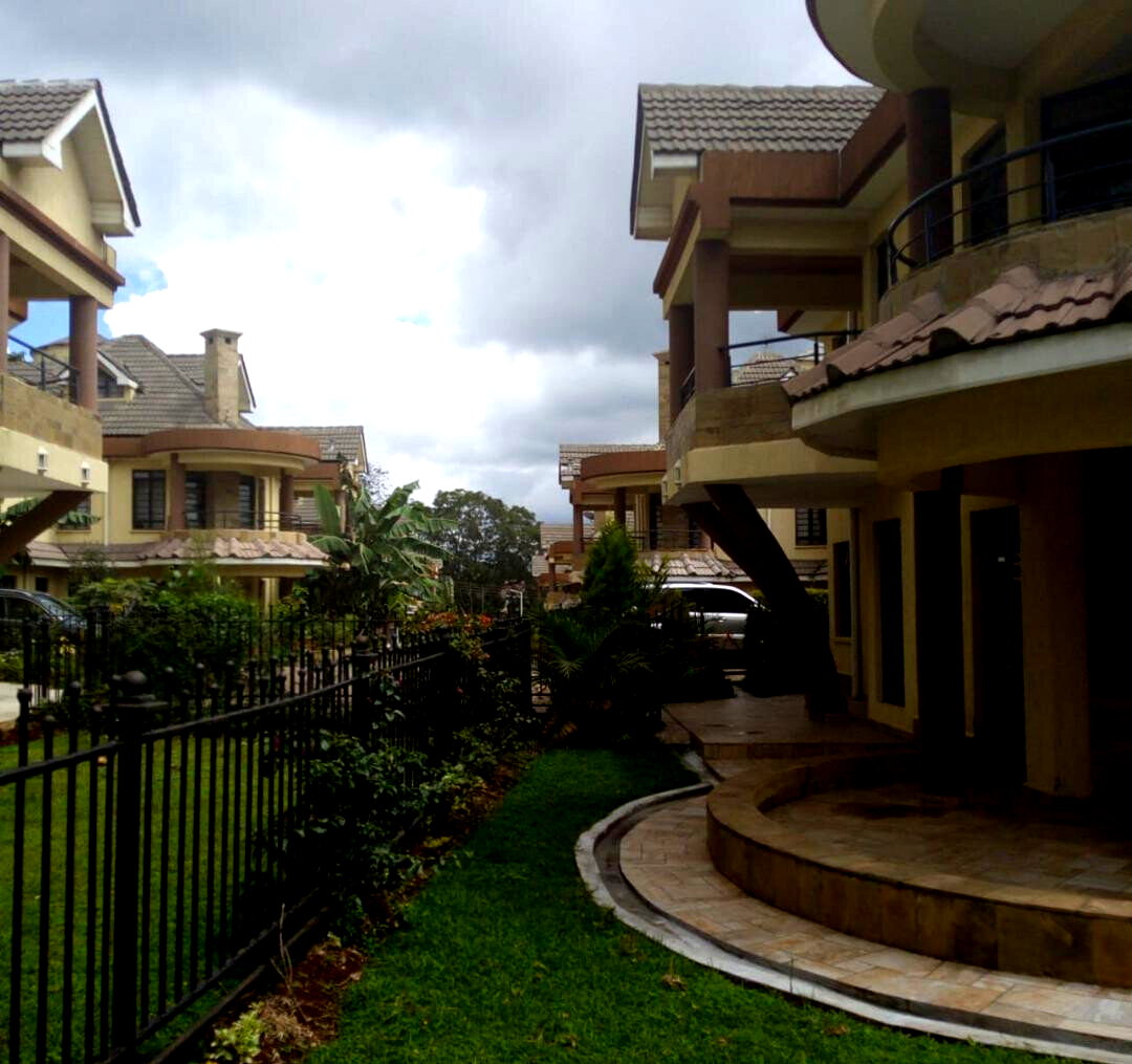 5-Ensuite Townhouse with Fireplace & Mature Garden - Lavington