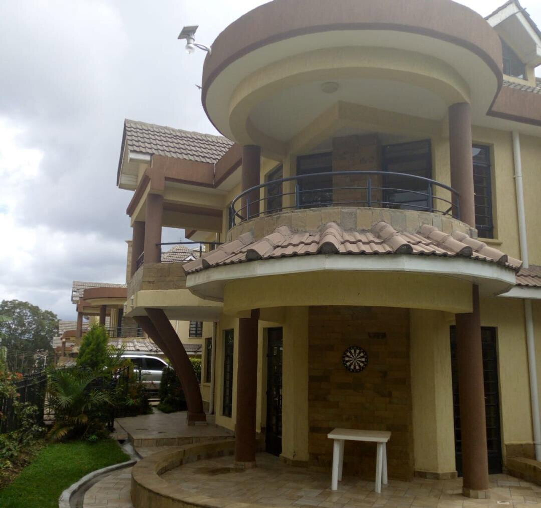 5-Ensuite Townhouse with Fireplace & Mature Garden - Lavington