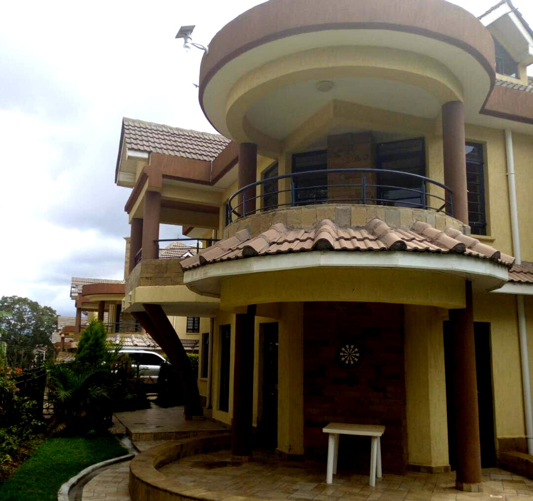 5-Ensuite Townhouse with Fireplace & Mature Garden - Lavington