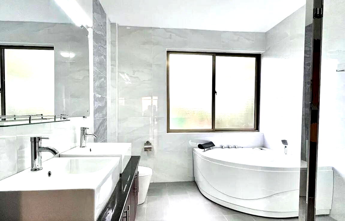 5-Ensuite Townhouse with Sunken Lounge & Rooftop Terrace - Lavington