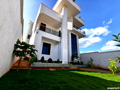 250sqm 5BR Townhouse with Garden
