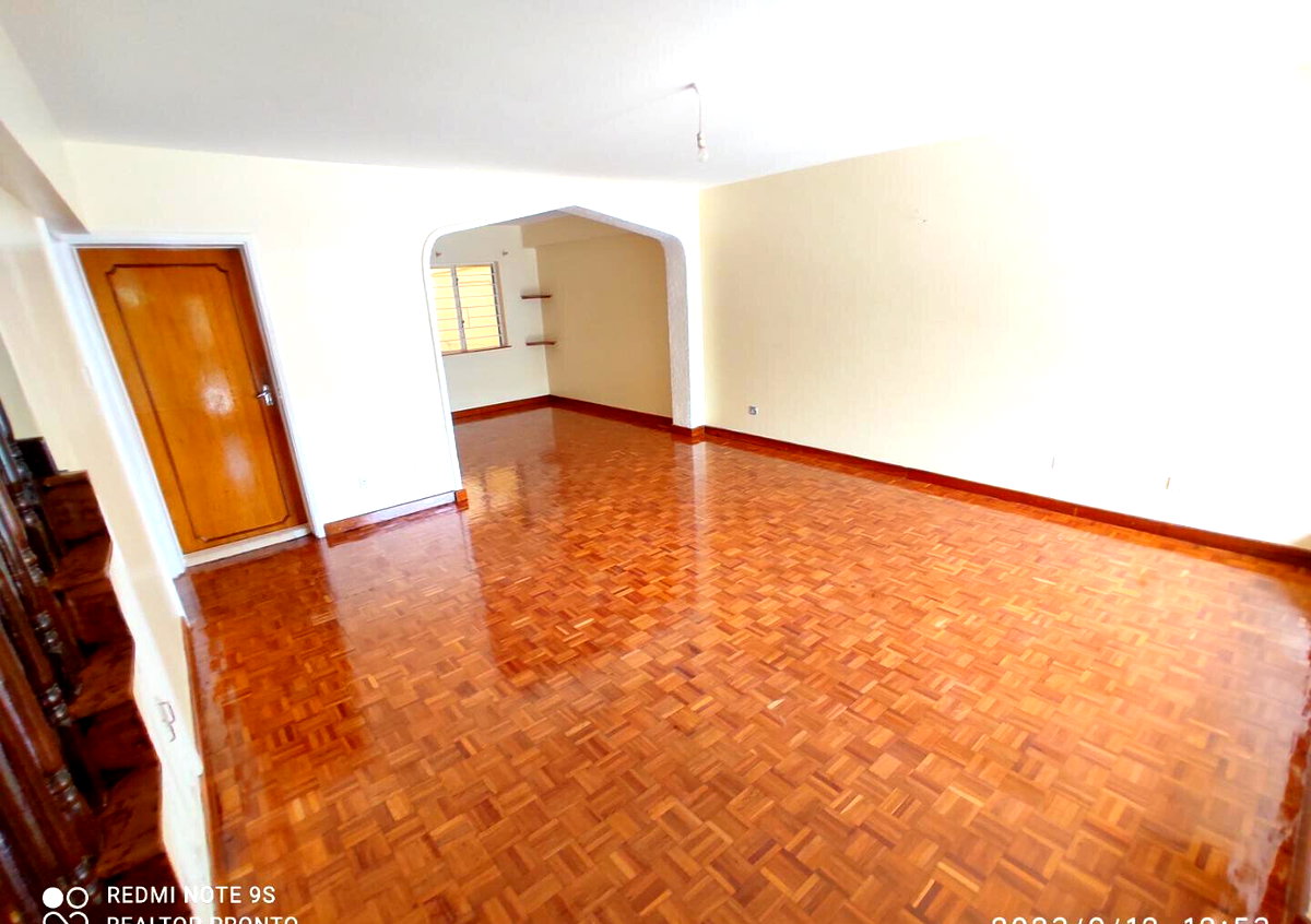 3BR Townhouse with Wooden Floors & DSQ - Kilimani