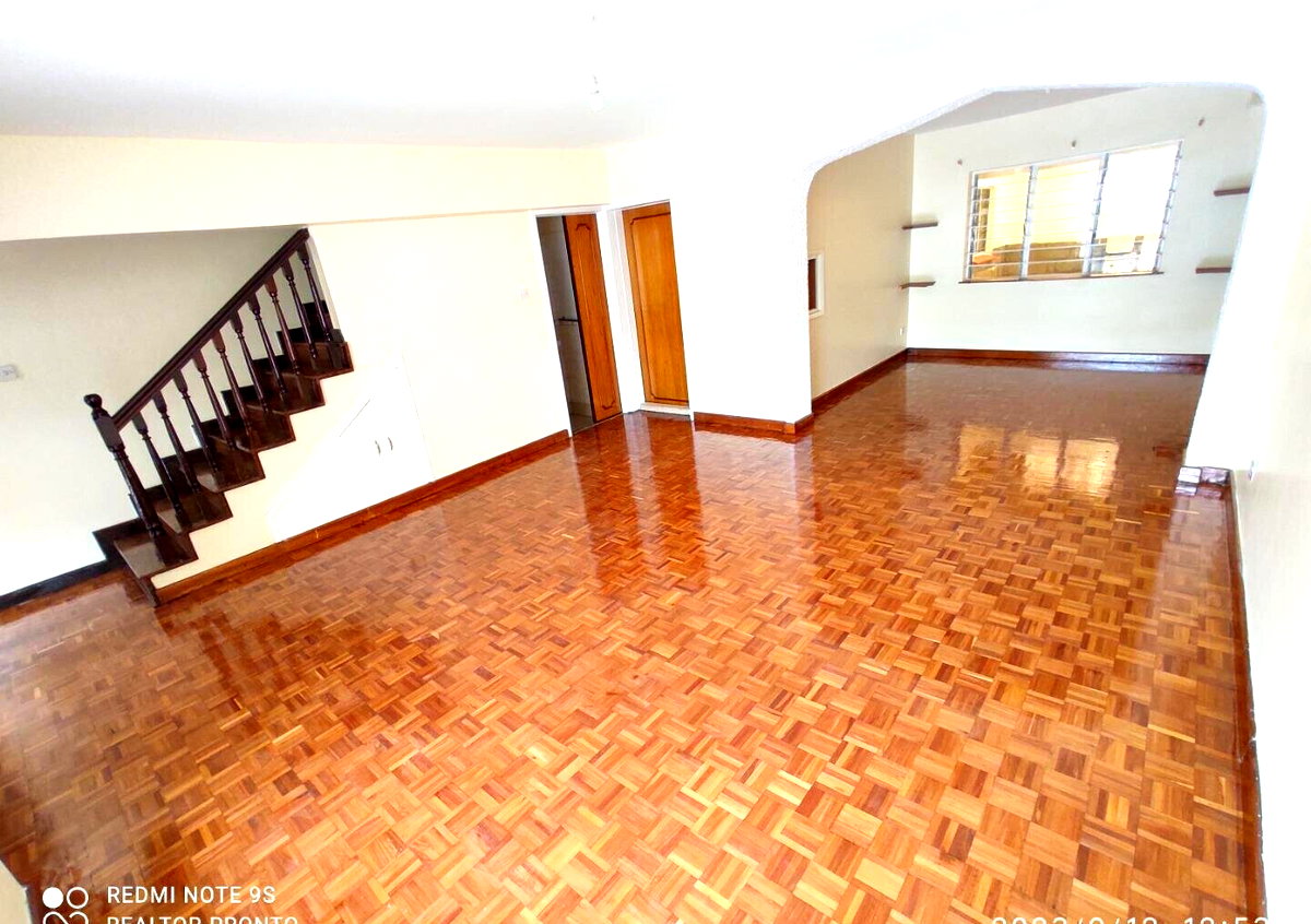 3BR Townhouse with Wooden Floors & DSQ - Kilimani