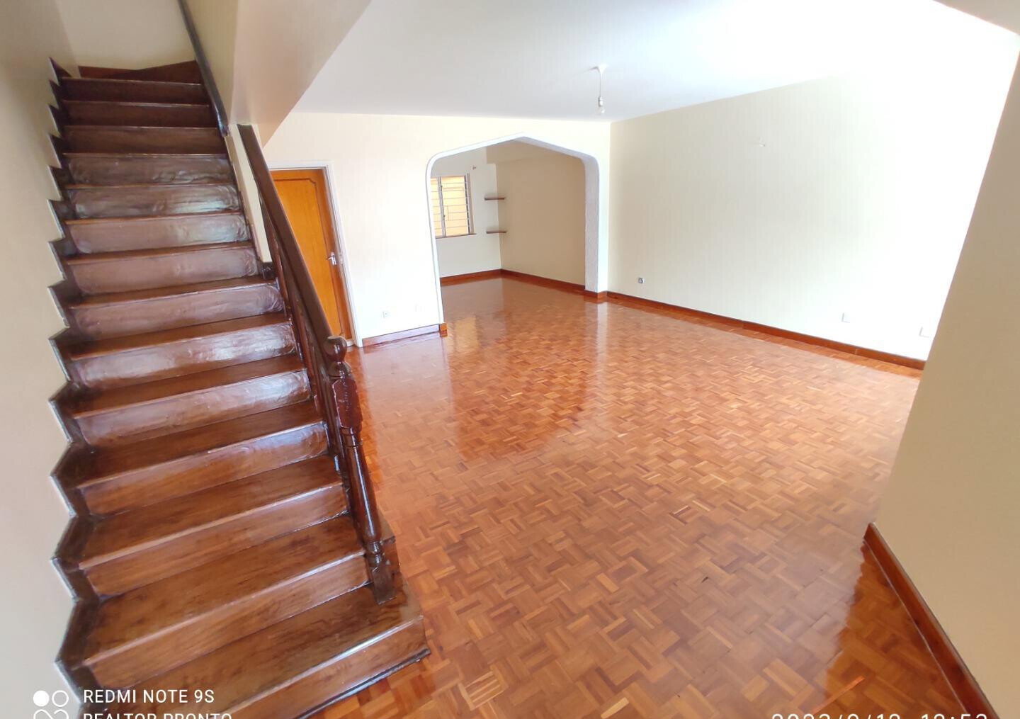 3BR Townhouse with Wooden Floors & DSQ - Kilimani