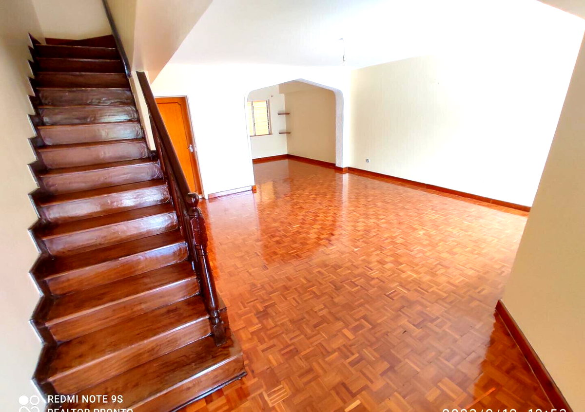 3BR Townhouse with Wooden Floors & DSQ - Kilimani