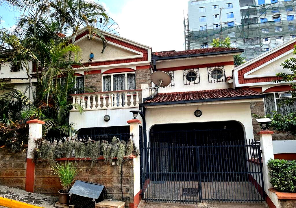 5-Bed Townhouse with DSQ & Private Gate - Spring Valley