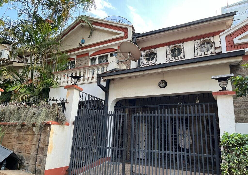 5-Bed Townhouse with DSQ & Private Gate - Spring Valley