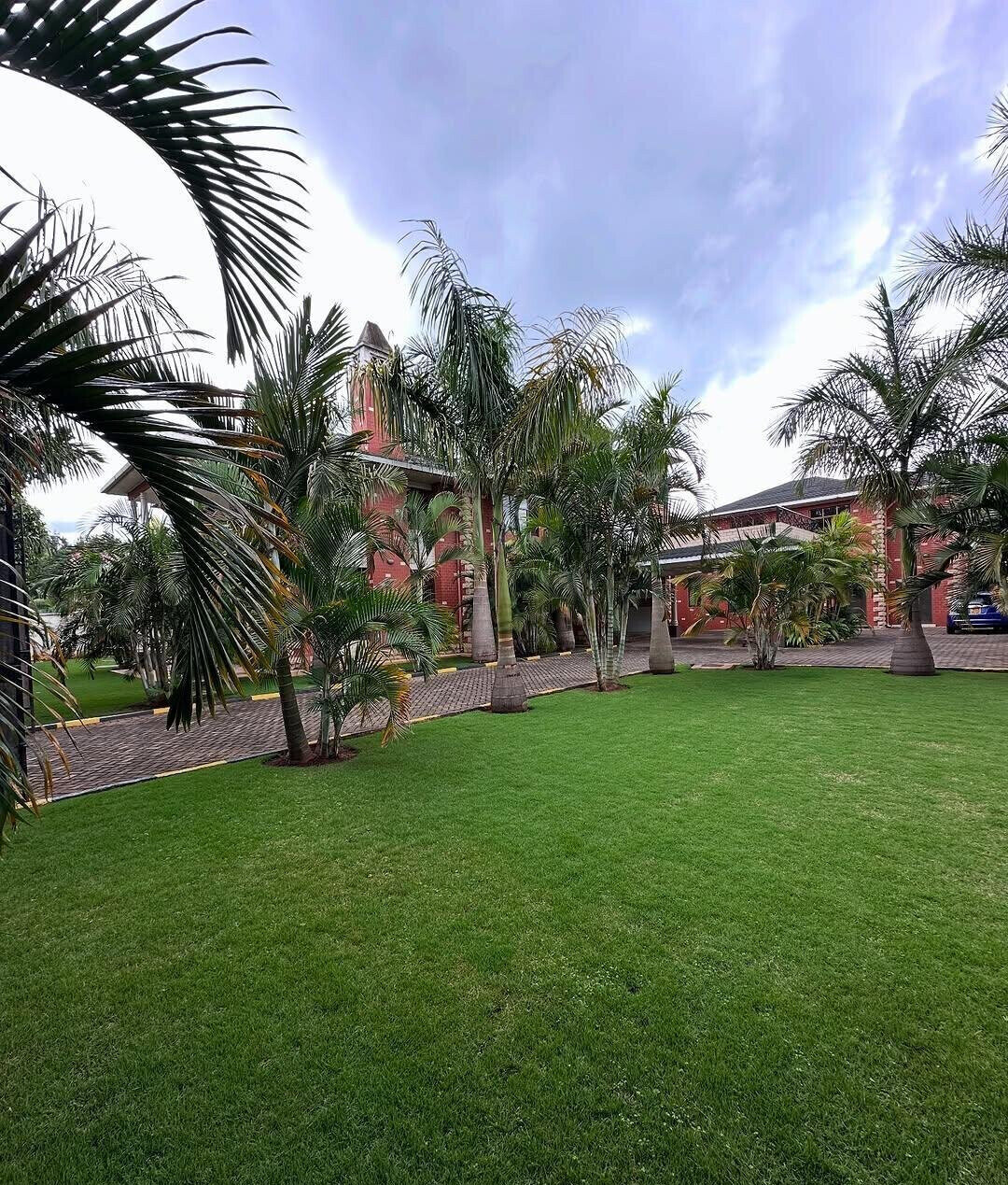 5-Ensuite Townhouse with Fireplace & Manicured Gardens – Hardy, Karen