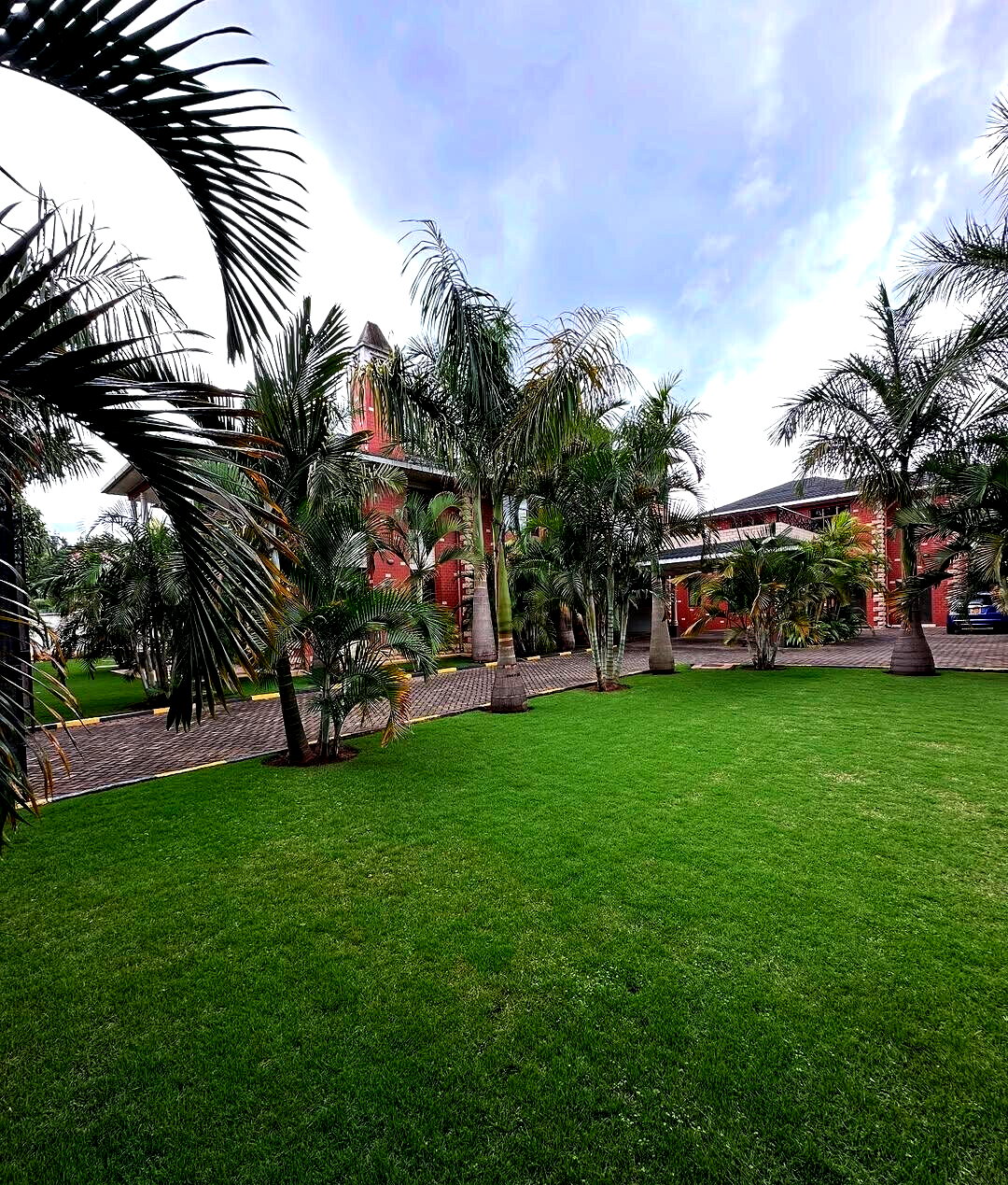 5-Ensuite Townhouse with Fireplace & Manicured Gardens – Hardy, Karen