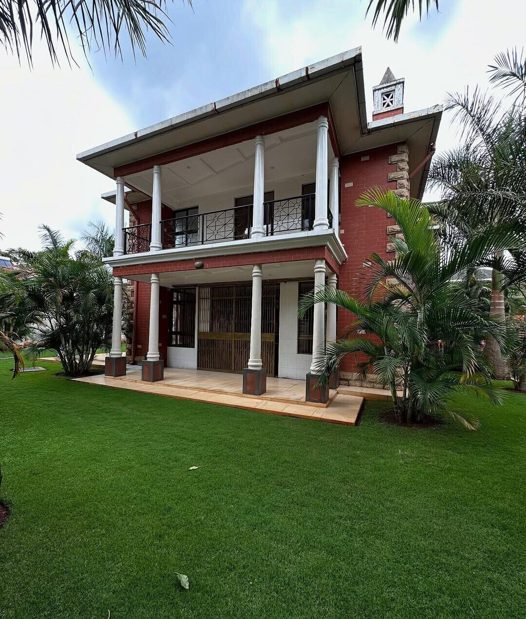 5-Ensuite Townhouse with Fireplace & Manicured Gardens – Hardy, Karen